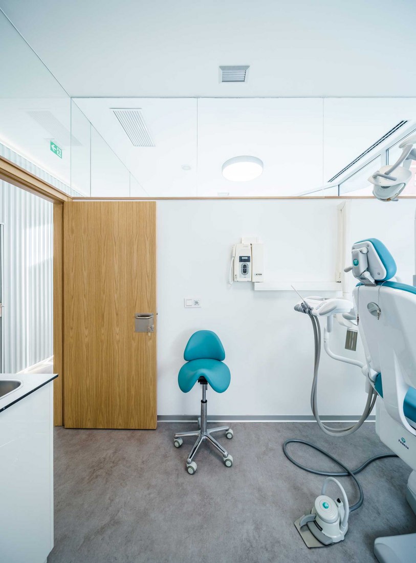 Clínica Dental en Aranda por Estudio Bher Arquitectos. Fotografía por Javier Bravo
