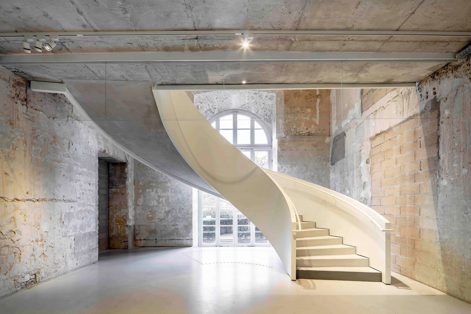 Renovation of the temporary exhibition spaces Rohan 1 & 2 of the Musée des Arts Decoratifs (MAD) by Bien Urbain atelier d’architecture. Photograph by Luc Boegly, courtesy of Bien Urbain atelier d’architecture