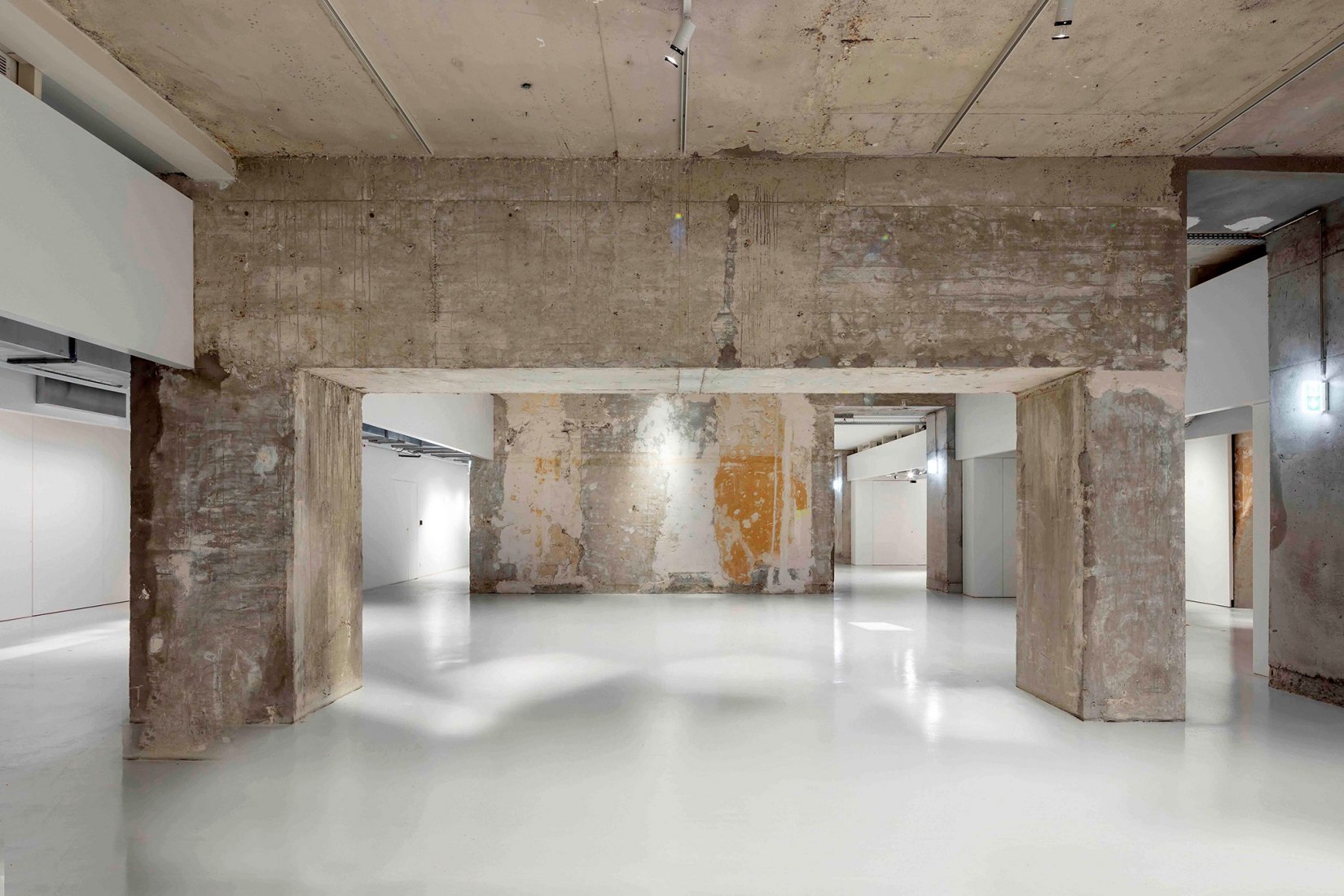Renovation of the temporary exhibition spaces Rohan 1 & 2 of the Musée des Arts Decoratifs (MAD) by Bien Urbain atelier d’architecture. Photograph by Luc Boegly, courtesy of Bien Urbain atelier d’architecture