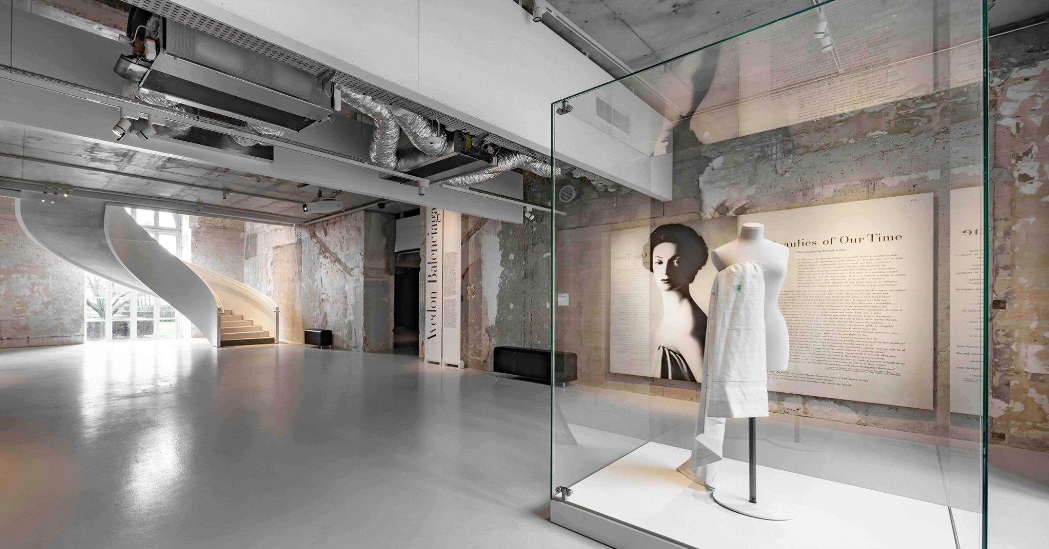 Renovation of the temporary exhibition spaces Rohan 1 & 2 of the Musée des Arts Decoratifs (MAD) by Bien Urbain atelier d’architecture. Photograph by Luc Boegly, courtesy of Bien Urbain atelier d’architecture