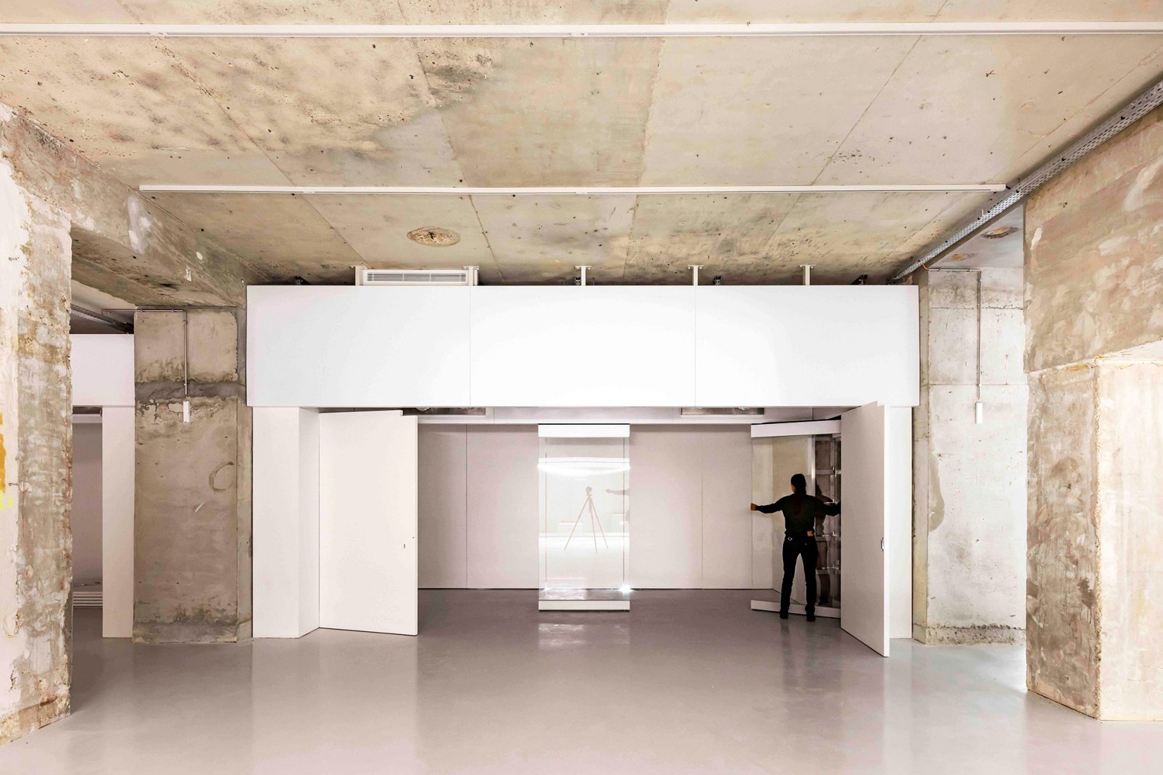Renovation of the temporary exhibition spaces Rohan 1 & 2 of the Musée des Arts Decoratifs (MAD) by Bien Urbain atelier d’architecture. Photograph by Luc Boegly, courtesy of Bien Urbain atelier d’architecture