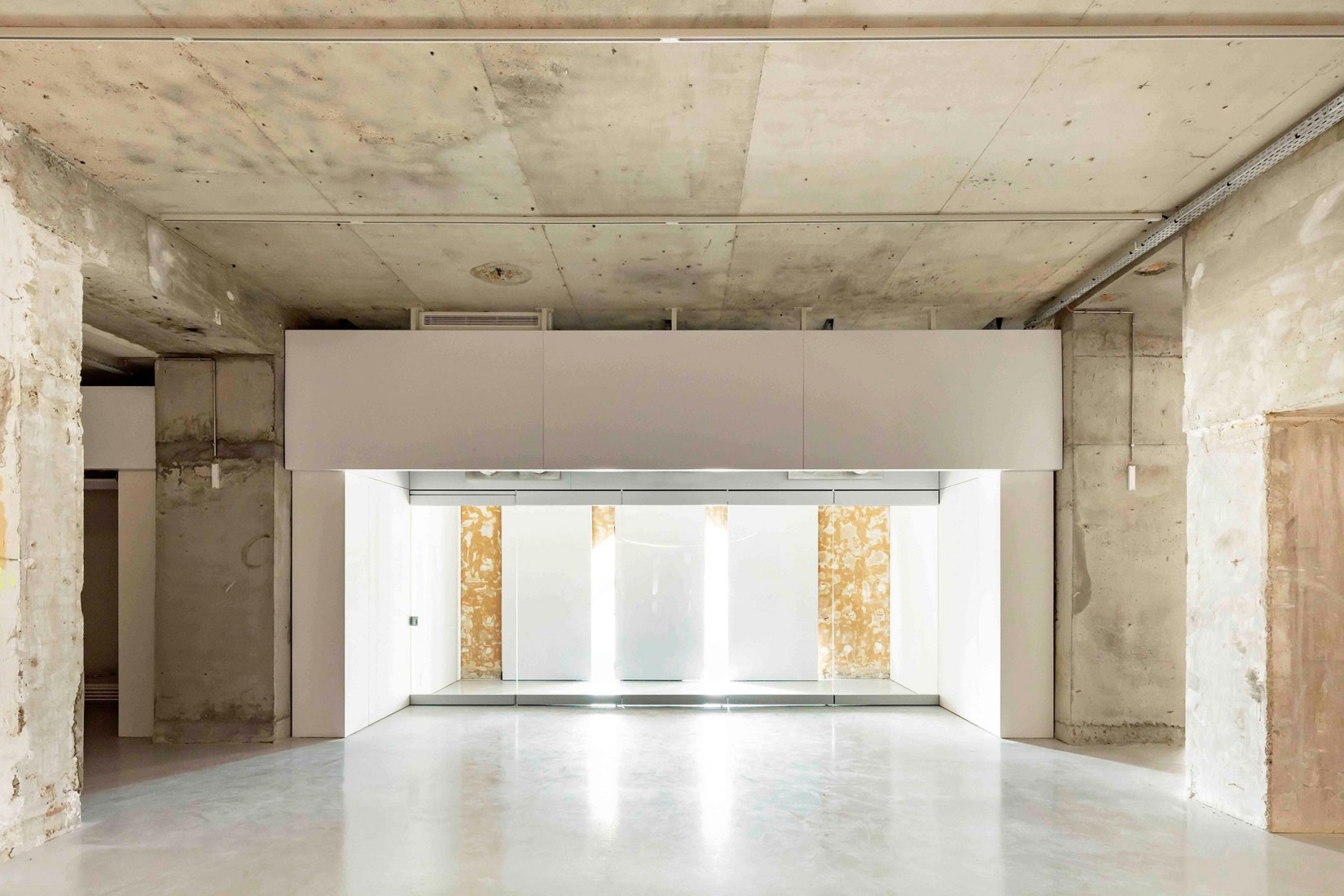 Renovation of the temporary exhibition spaces Rohan 1 & 2 of the Musée des Arts Decoratifs (MAD) by Bien Urbain atelier d’architecture. Photograph by Luc Boegly, courtesy of Bien Urbain atelier d’architecture