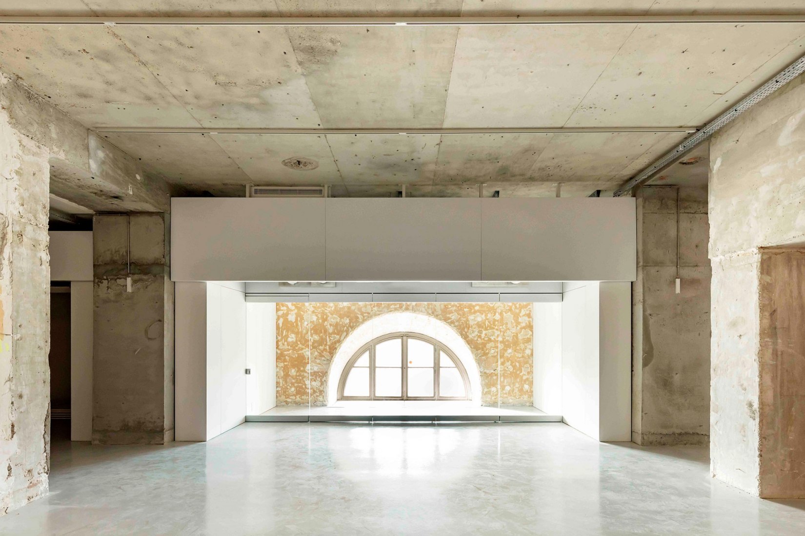 Renovation of the temporary exhibition spaces Rohan 1 & 2 of the Musée des Arts Decoratifs (MAD) by Bien Urbain atelier d’architecture. Photograph by Luc Boegly, courtesy of Bien Urbain atelier d’architecture