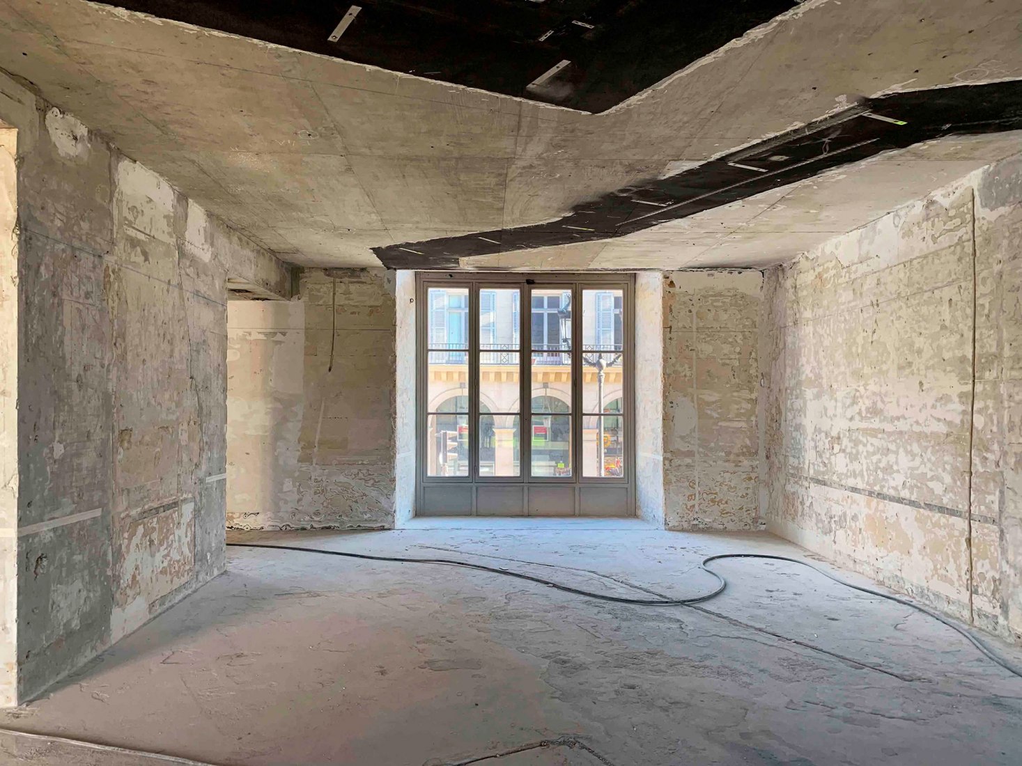Construction. Renovation of the temporary exhibition spaces Rohan 1 & 2 of the Musée des Arts Decoratifs (MAD) by Bien Urbain atelier d’architecture. Photograph by Luc Boegly, courtesy of Bien Urbain atelier d’architecture.