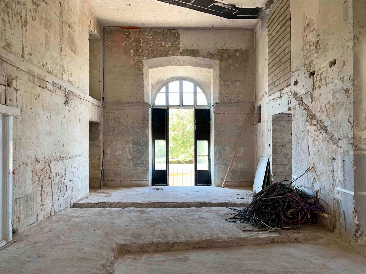 Construction. Renovation of the temporary exhibition spaces Rohan 1 & 2 of the Musée des Arts Decoratifs (MAD) by Bien Urbain atelier d’architecture. Photograph by Luc Boegly, courtesy of Bien Urbain atelier d’architecture.