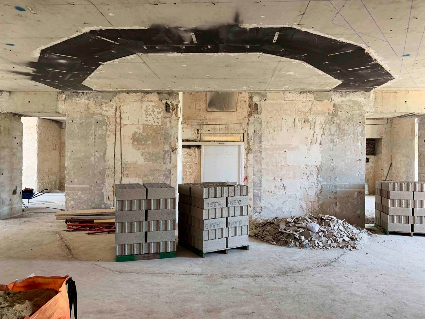 Construction. Renovation of the temporary exhibition spaces Rohan 1 & 2 of the Musée des Arts Decoratifs (MAD) by Bien Urbain atelier d’architecture. Photograph by Luc Boegly, courtesy of Bien Urbain atelier d’architecture.