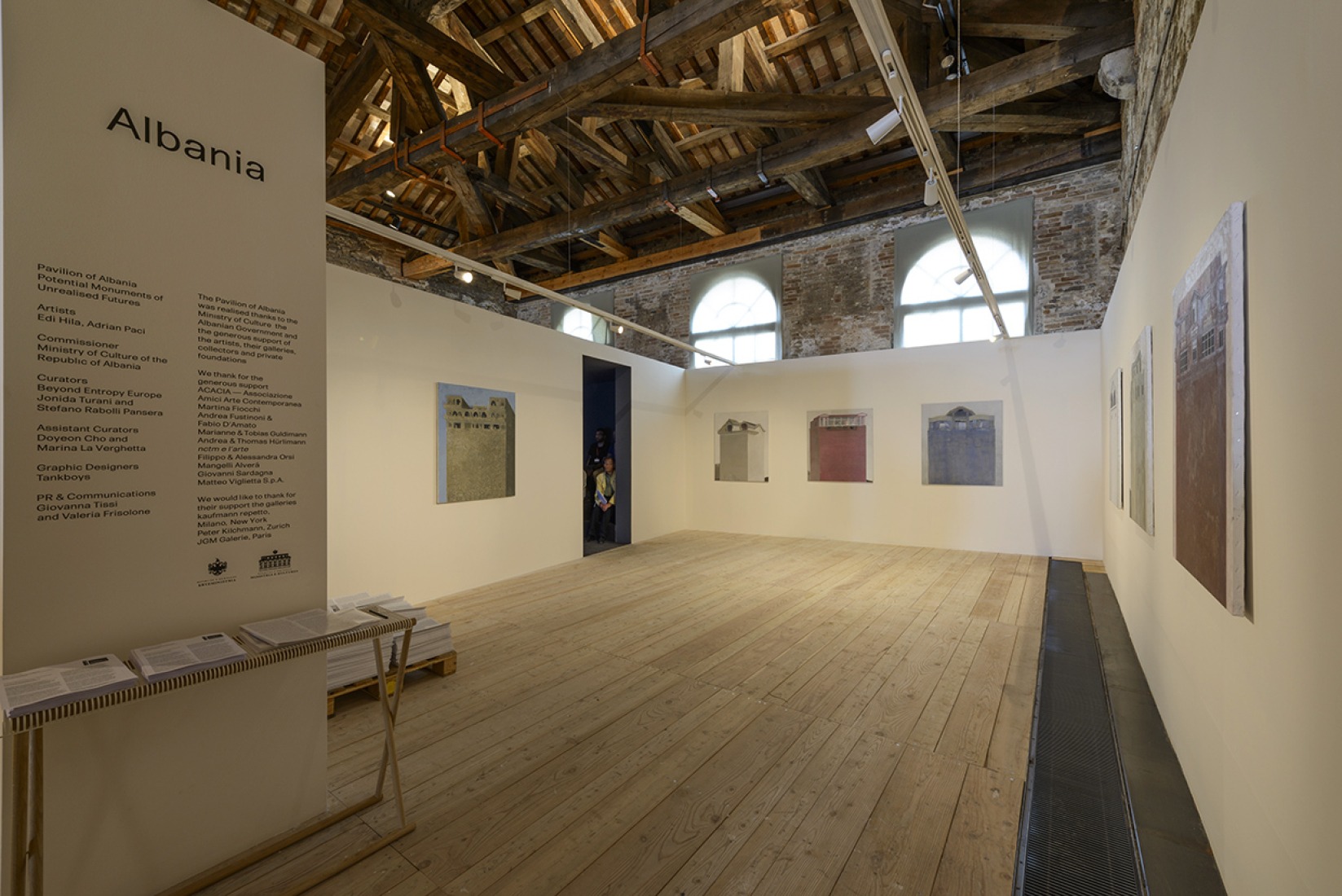 ALBANIA. Monumentos potenciales de futuros no realizados. Fotografía © Andrea Avezzù. Cortesía de la Biennale di Venezia. 