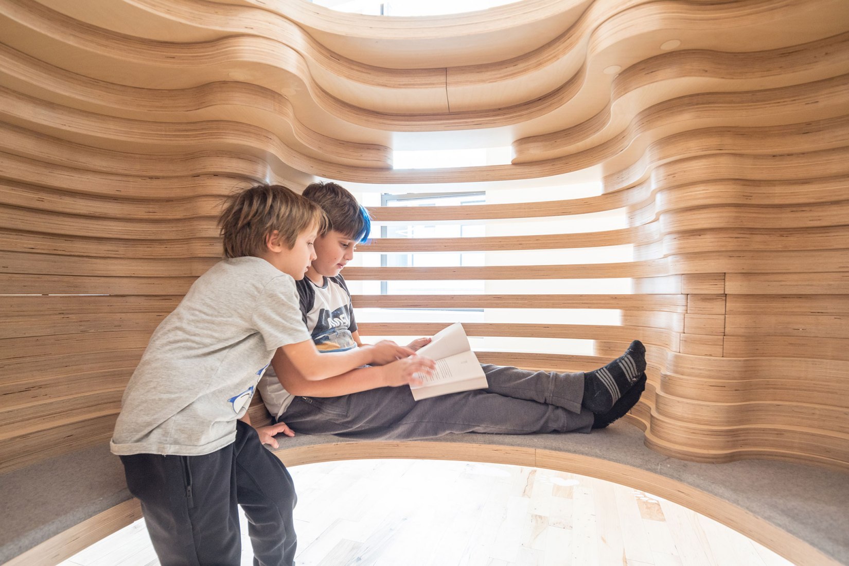 BIG reimagina la educación con una nueva escuela diseñada para Wegrow. Fotografía por Laurian Ghinitoiu