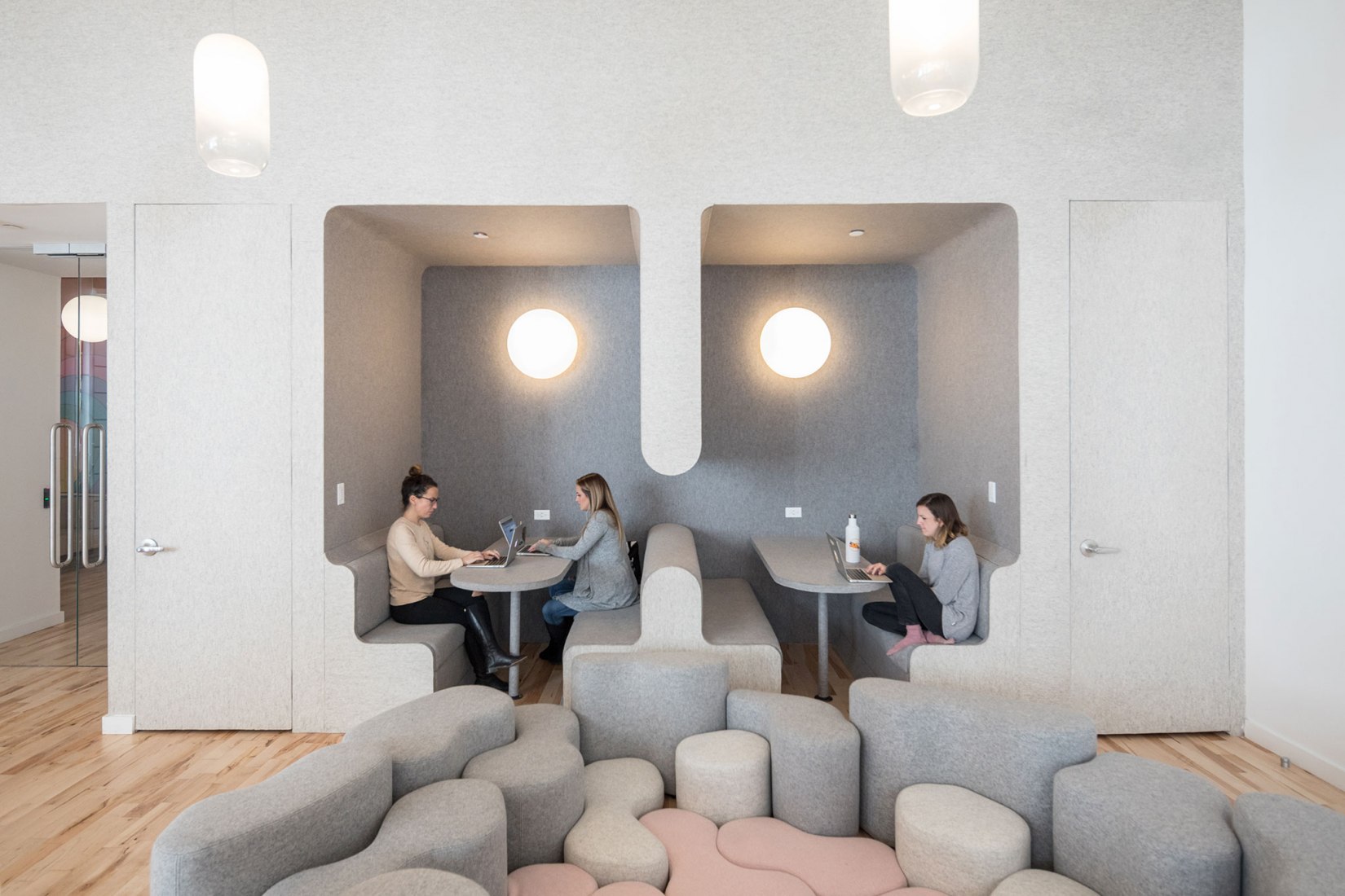 BIG reimagina la educación con una nueva escuela diseñada para Wegrow. Fotografía por Laurian Ghinitoiu