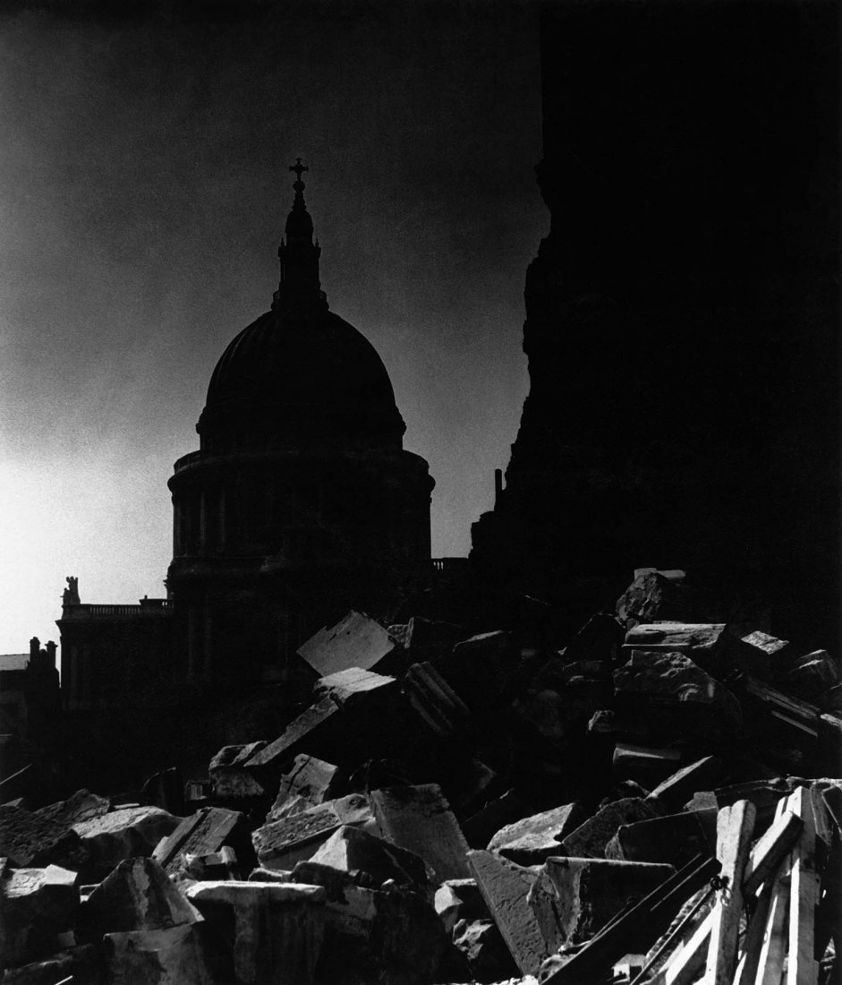 La catedral de San Pablo bajo la luz de la luna, 1942. 25,72 x 20,32 cm. Private collection, Courtesy Bill Brandt Archive and Edwynn Houk Gallery. Fotografía por © Bill Brandt / Bill Brandt Archive Ltd.