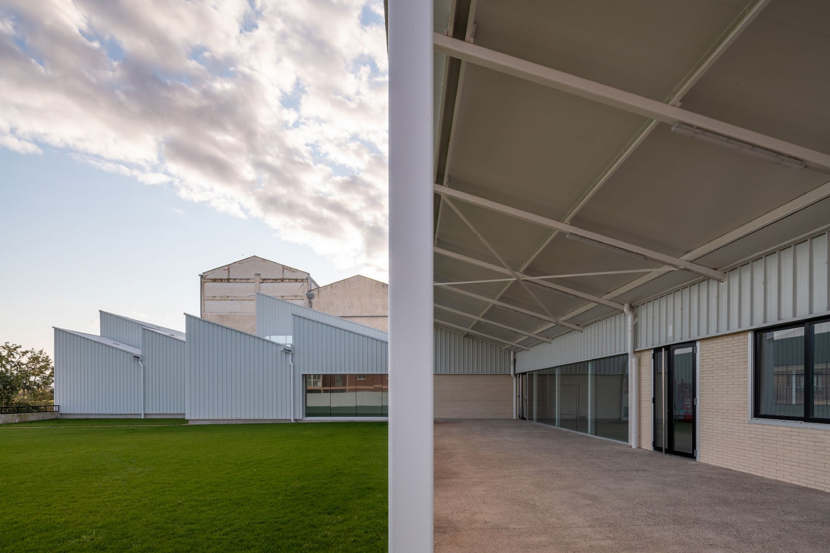 Sports Pavilion by Blasco Esparza Arquitectos. Photograph by Pedro Pegenaute