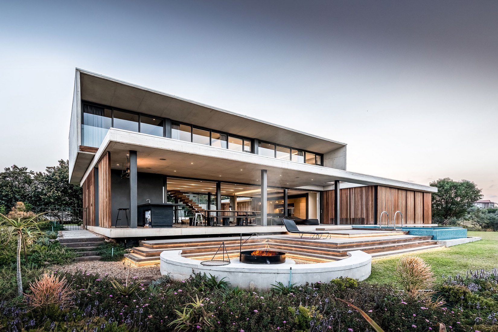 Casa del Bosque por Bloc Architects. Fotografía por Peter Oravecz