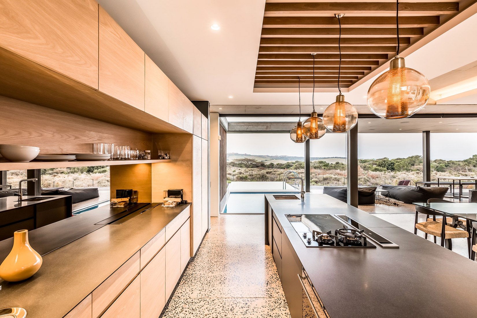 Casa del Bosque por Bloc Architects. Fotografía por Peter Oravecz