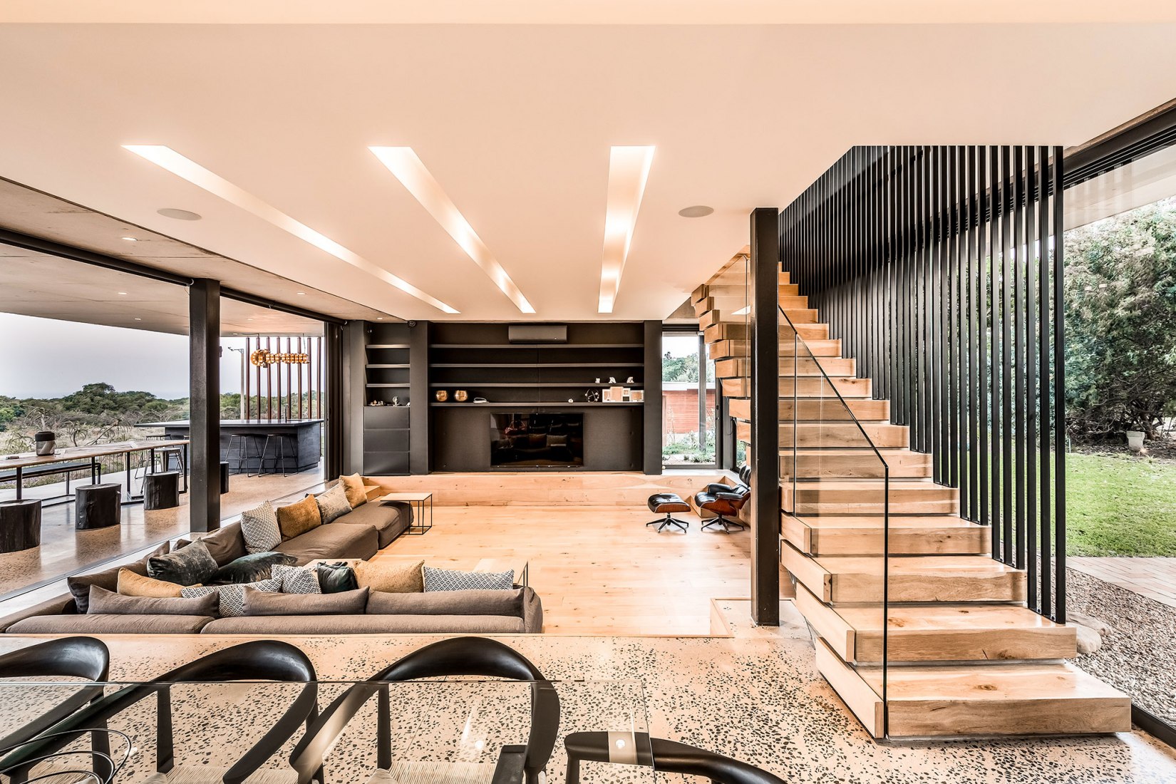 Casa del Bosque por Bloc Architects. Fotografía por Peter Oravecz