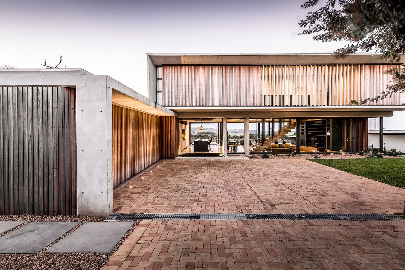Casa del Bosque por Bloc Architects. Fotografía por Peter Oravecz