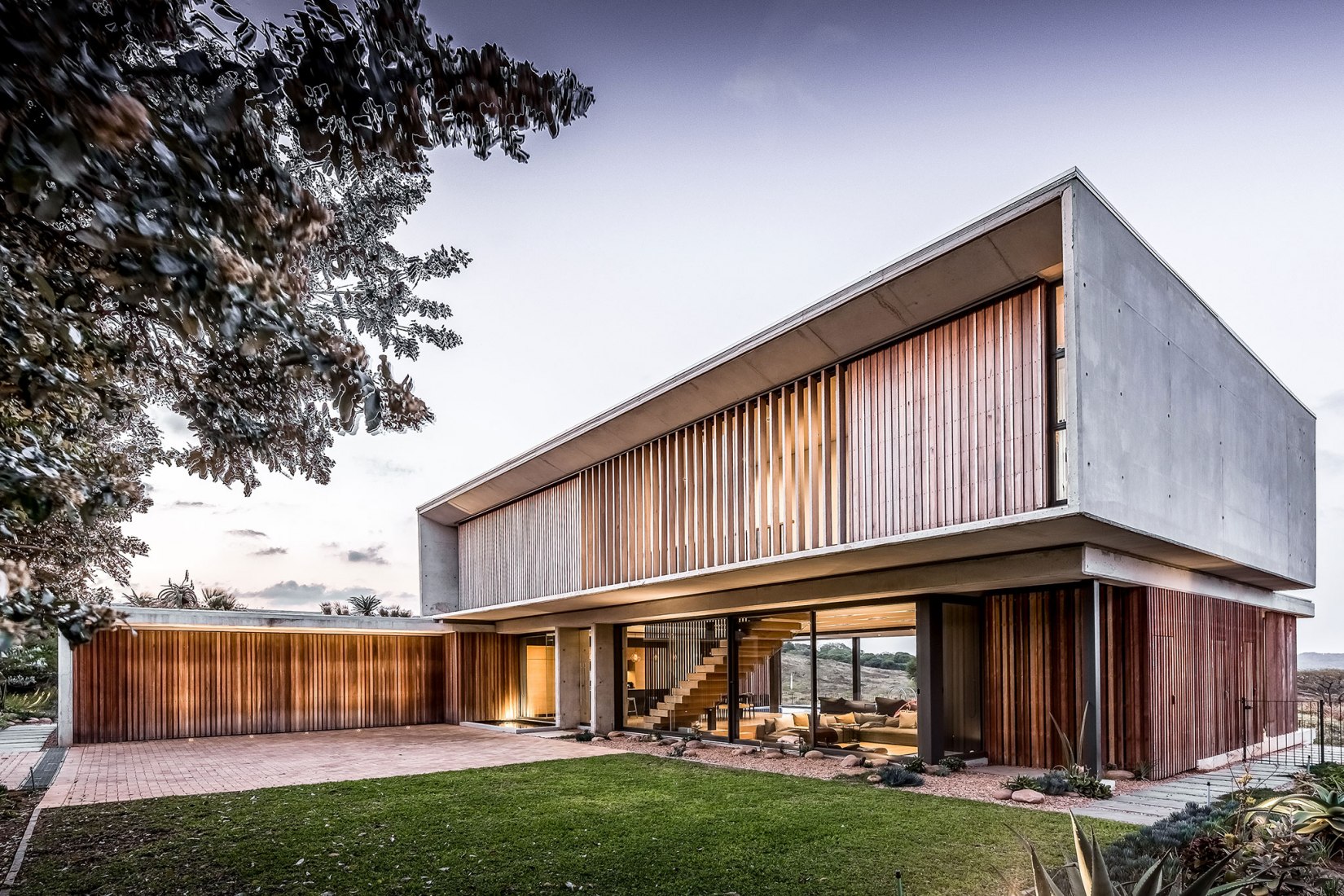 Casa del Bosque por Bloc Architects. Fotografía por Peter Oravecz