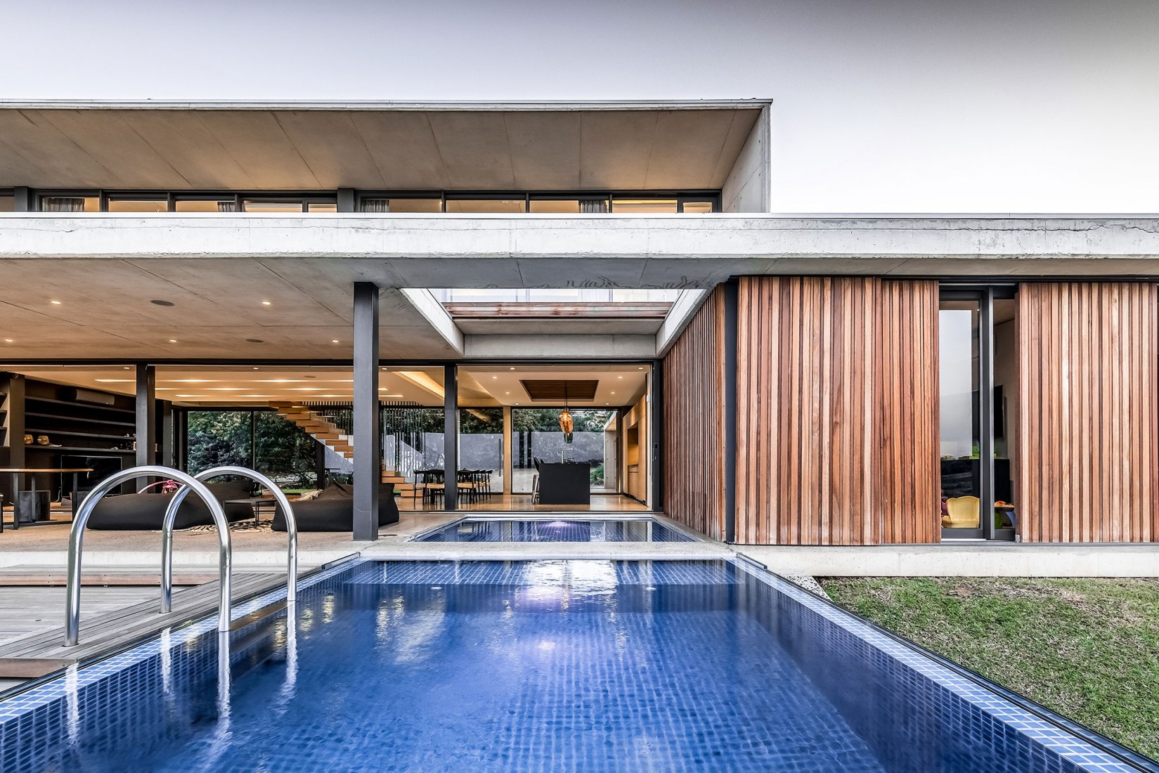 Casa del Bosque por Bloc Architects. Fotografía por Peter Oravecz