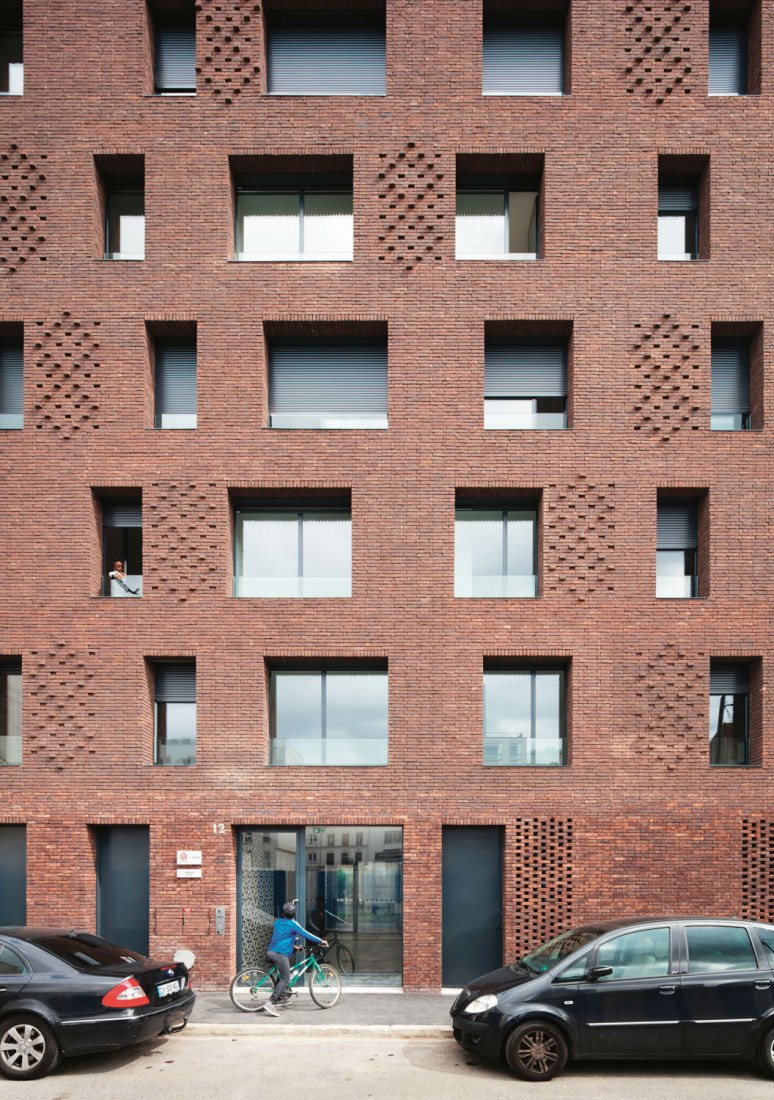 Fachada delantera, detalle. 38 viviendas sociales por Avenier Cornejo. Fotografía © Takuji Shimmura 