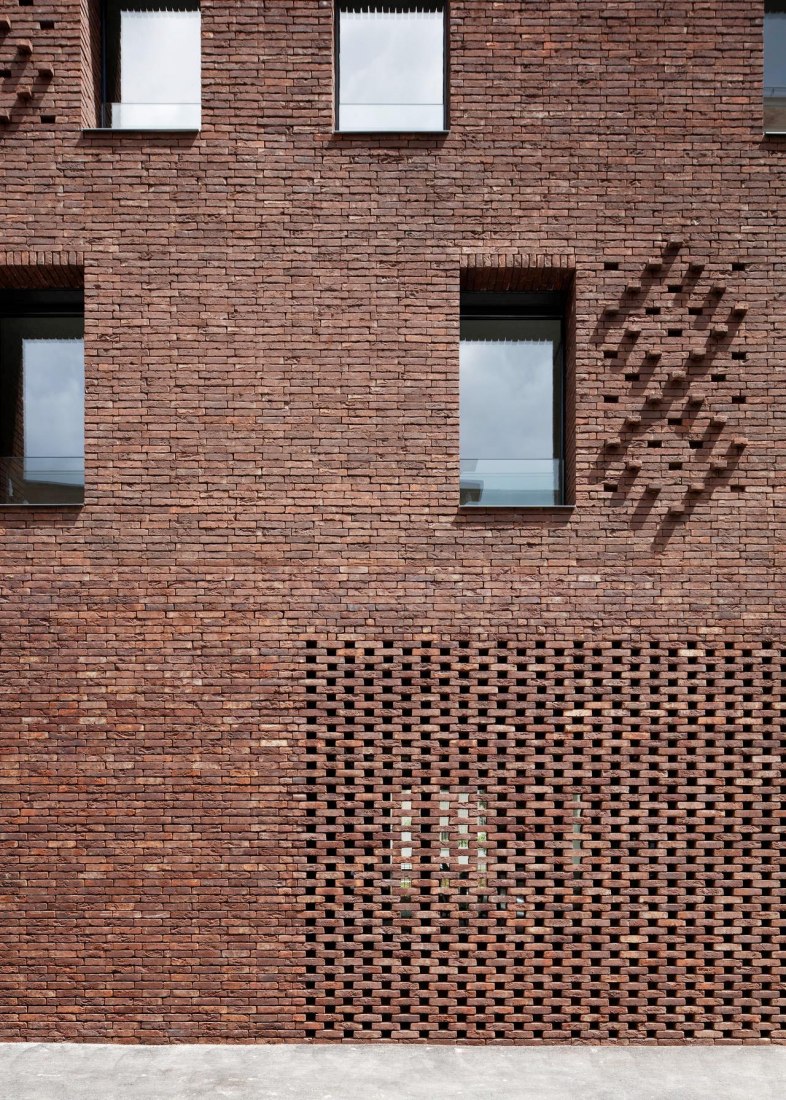 Fachada delantera, detalle. 38 viviendas sociales por Avenier Cornejo. Fotografía © Takuji Shimmura 