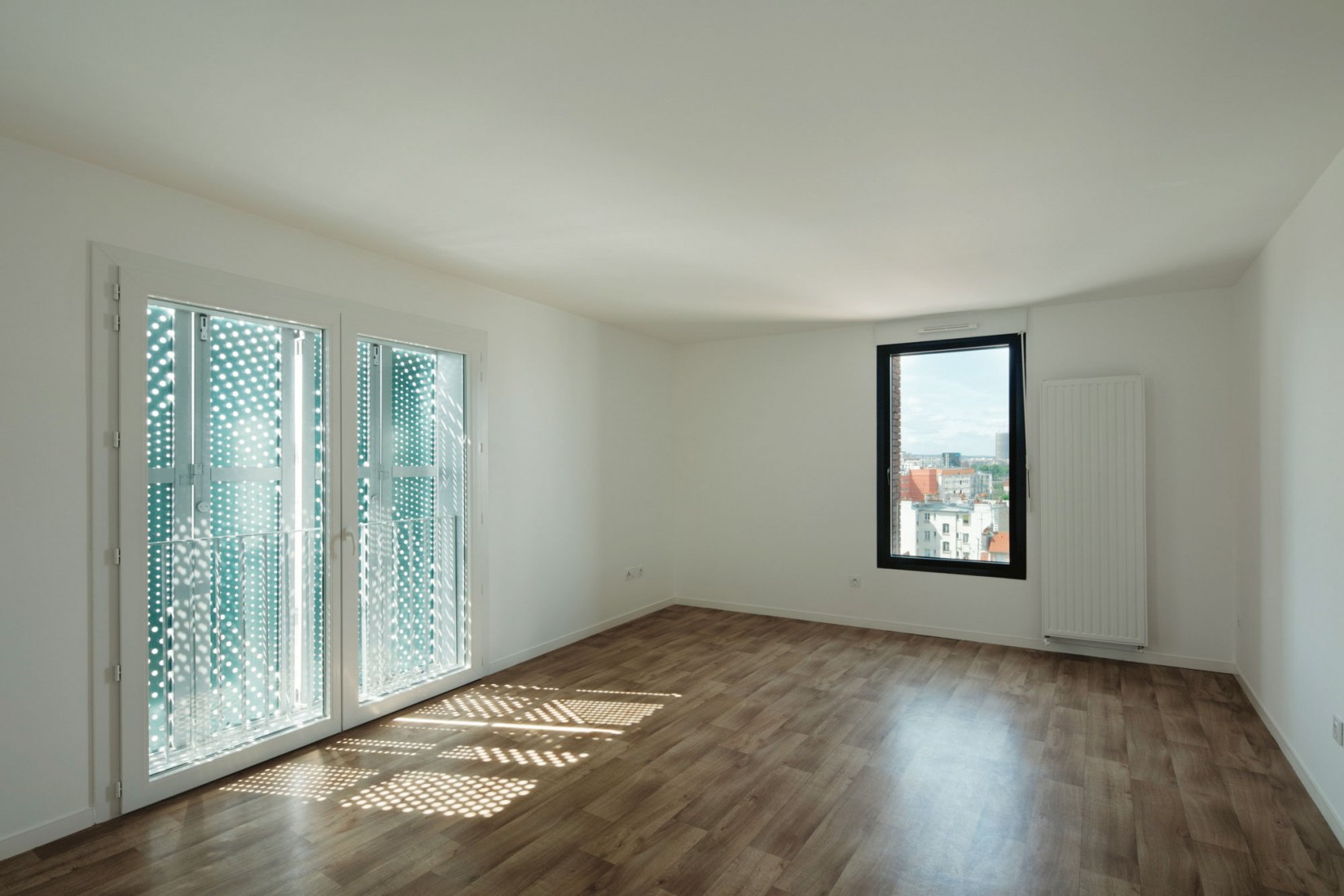 Vista interior de los apartamentos. 38 viviendas sociales por Avenier Cornejo. Fotografía © Takuji Shimmura 