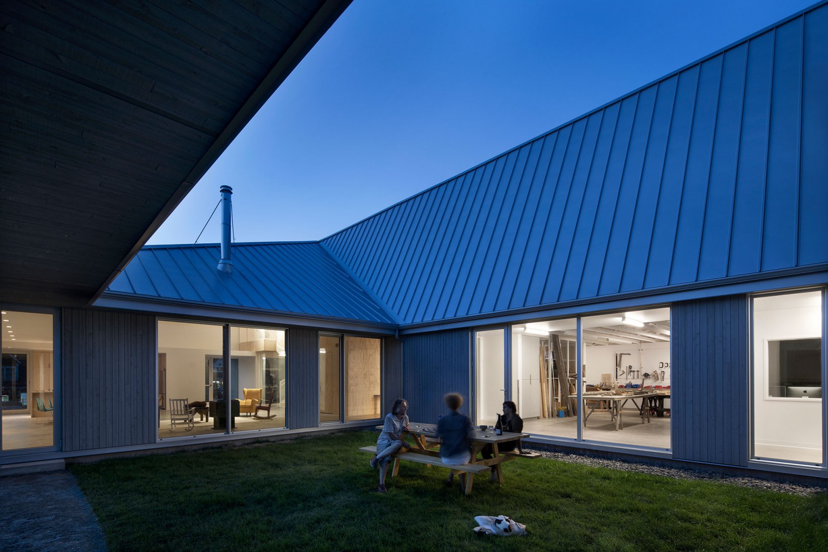 Center Est-Nord-Est by Bourgeois / Lechasseur architectes. Photograph by Adrien Williams