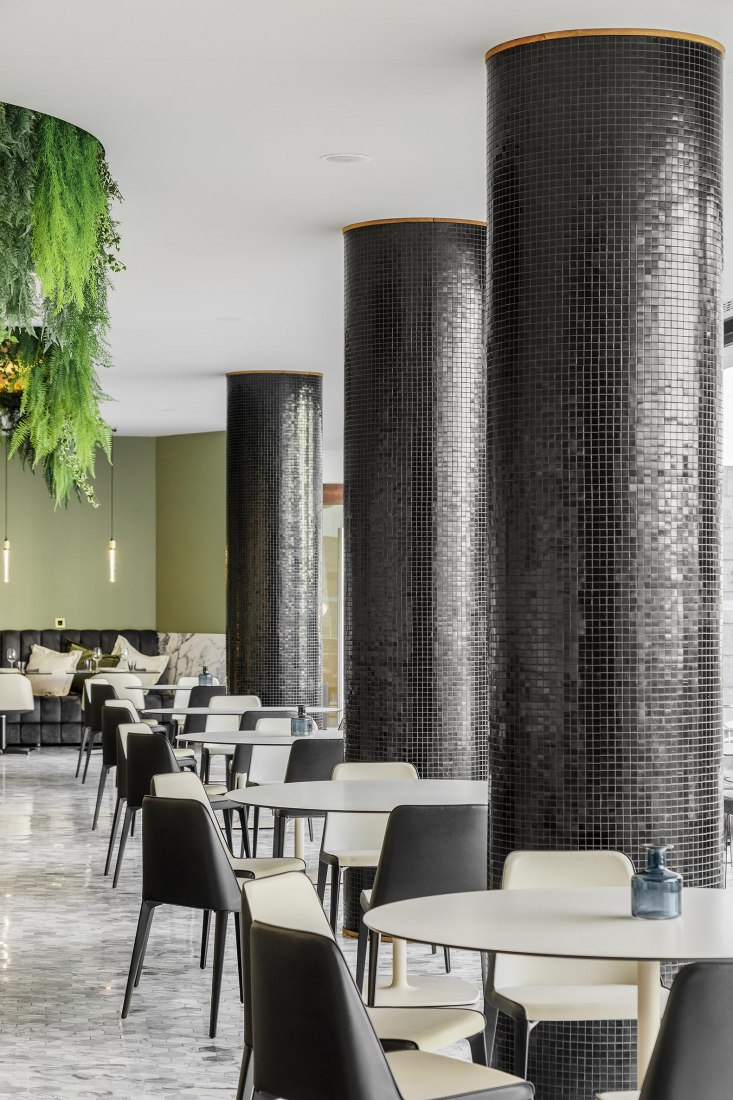 kOi restaurant by box: arquitectos. Photograph by Ivo Tavares Studio