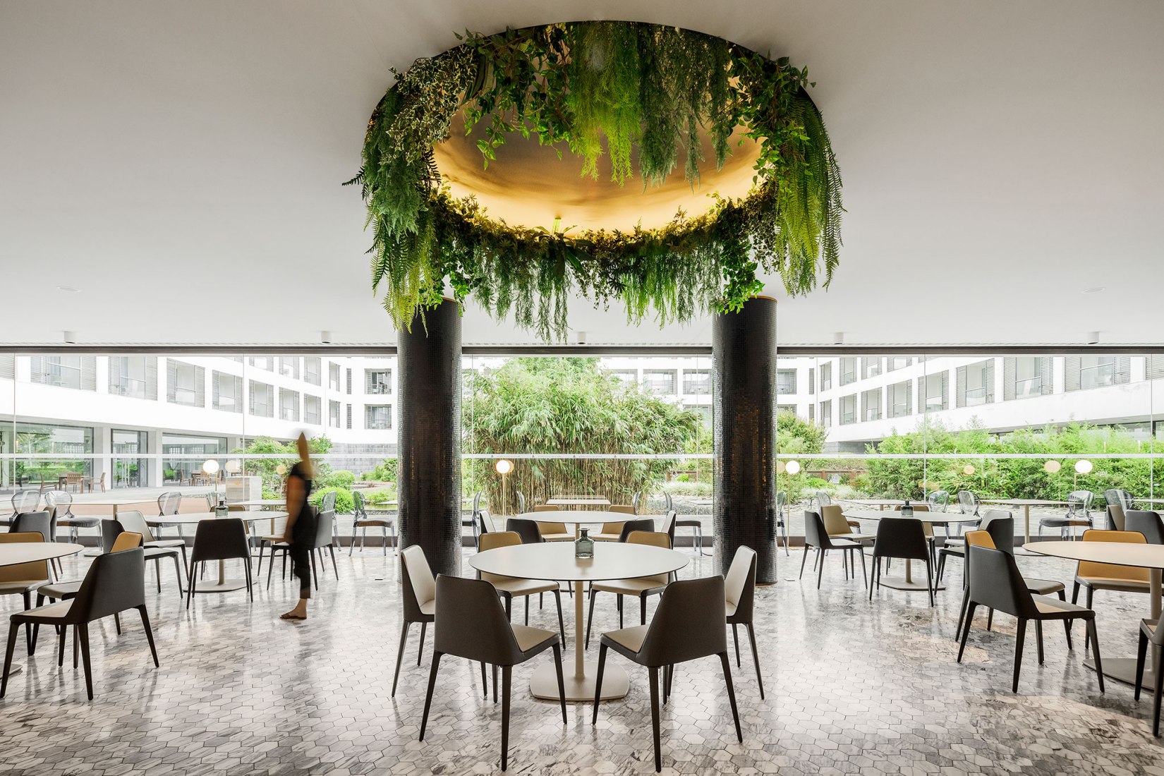 kOi restaurant by box: arquitectos. Photograph by Ivo Tavares Studio