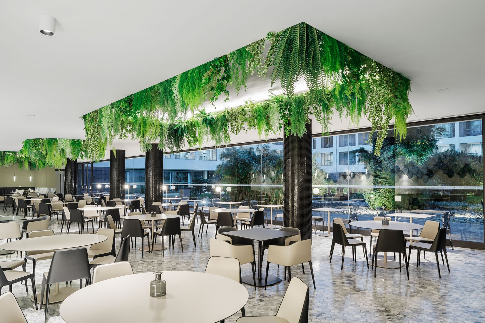 kOi restaurant by box: arquitectos. Photograph by Ivo Tavares Studio
