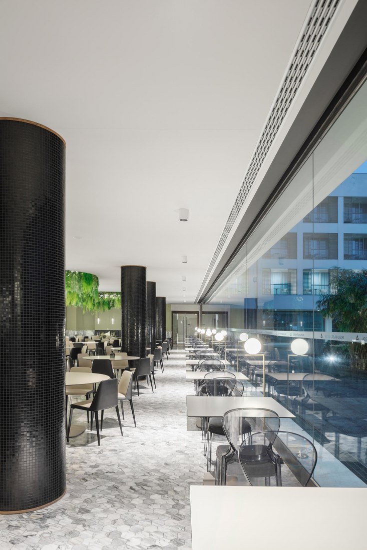 kOi restaurant by box: arquitectos. Photograph by Ivo Tavares Studio