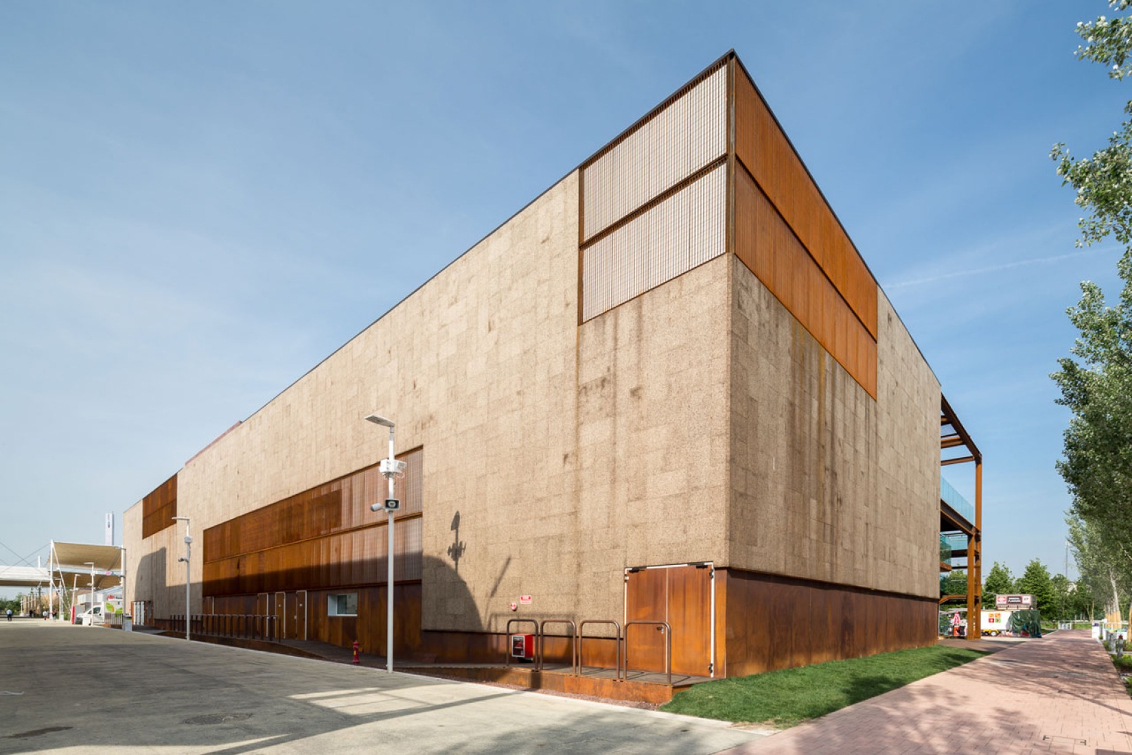 Exterior view. Brazilian Pavilion at Expo de Milano 2015 by Studio Arthur Casas + Atelier Marko Brajovic. Photograph © Filippo Poli. 