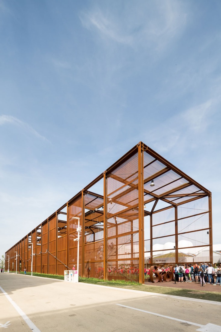 Exterior view. Brazilian Pavilion at Expo de Milano 2015 by Studio Arthur Casas + Atelier Marko Brajovic. Photograph © Filippo Poli.