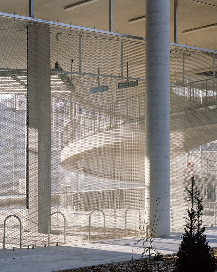 Un guiño a la Modernidad. Residencia de estudiantes y aparcamiento reversible por Bruther y Baukunst. Fotografía por Maxime Delvaux.