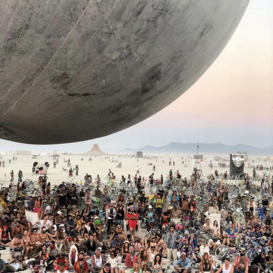 ORB, la gigante esfera reflectante del Burning Man 2018 por BIG en Burning Man 2018. Cortesía de Bjarke Ingels