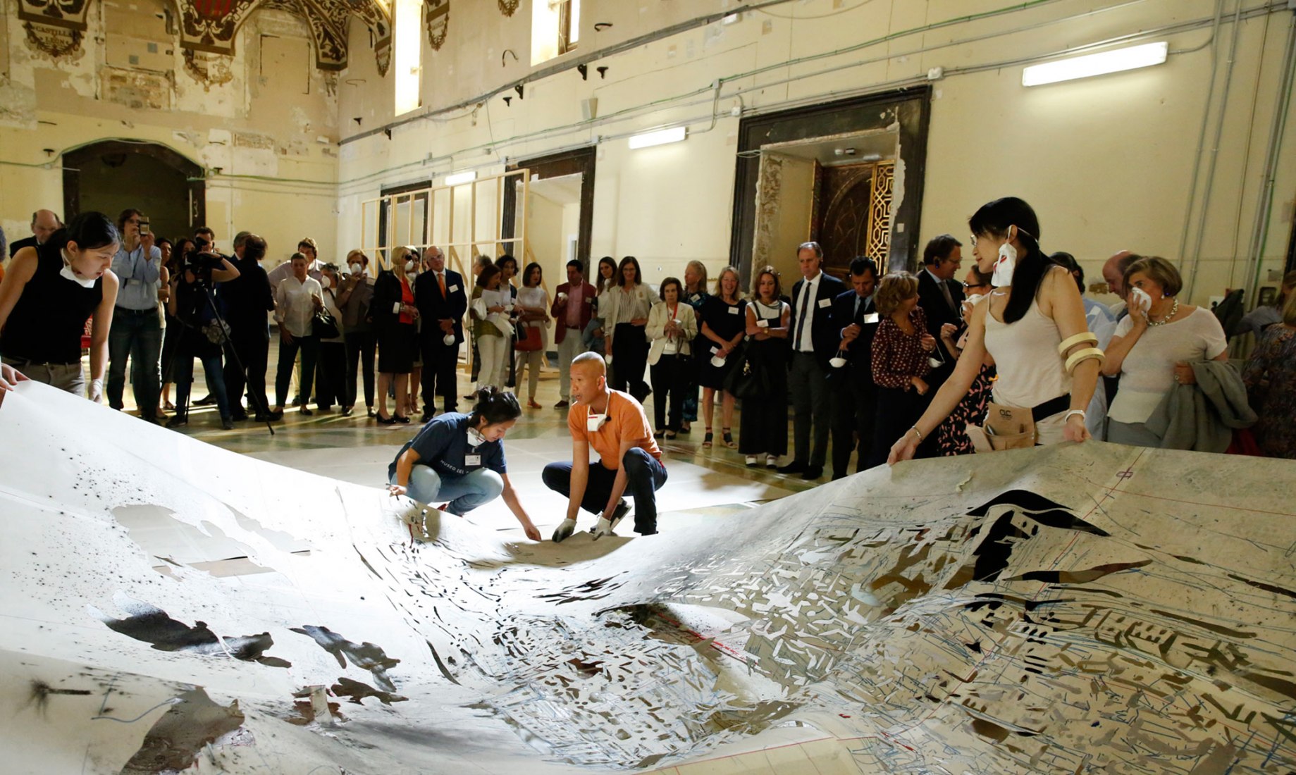 Cai Guo-Qiang y los voluntarios colocando las plantillas para la creación con pólvora de la pintura, Day and Night in Toledo, Madrid, 2017. Fotografía © Museo Nacional del Prado