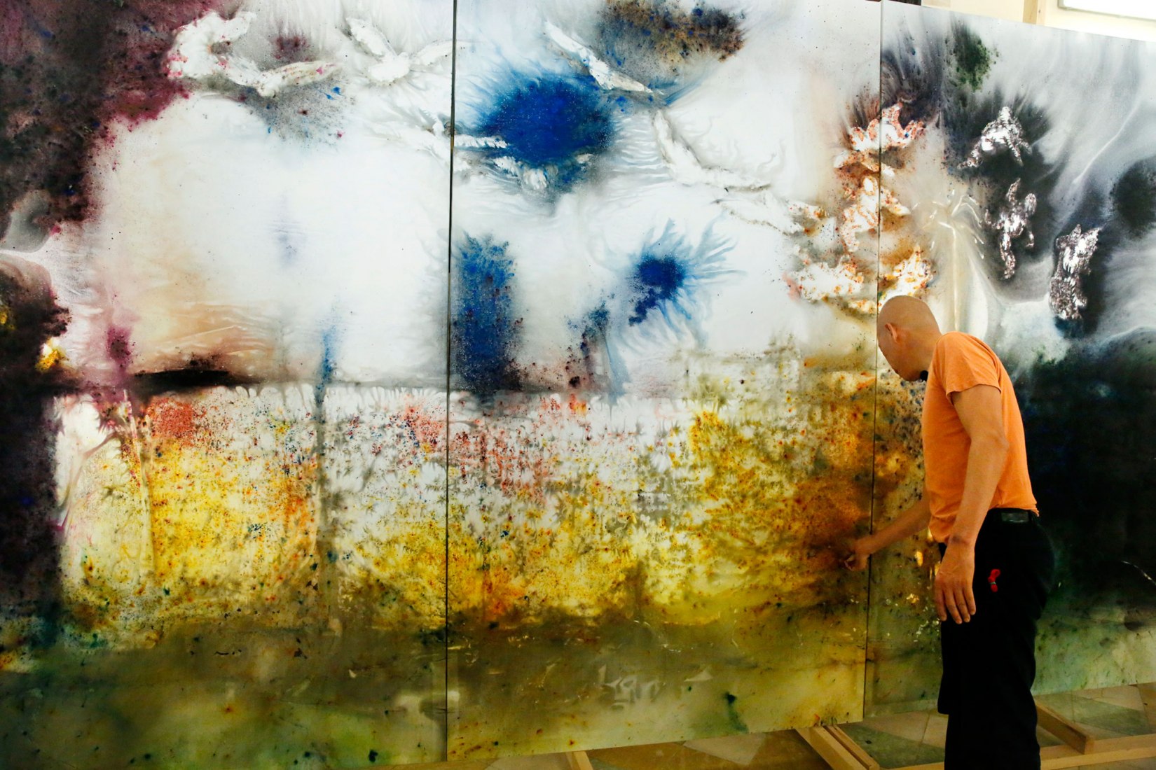 Cai Guo-Qiang contemplando su obra Day and Night in Toledo in Toledo, Madrid, 2017. Fotografía © Museo Nacional del Prado