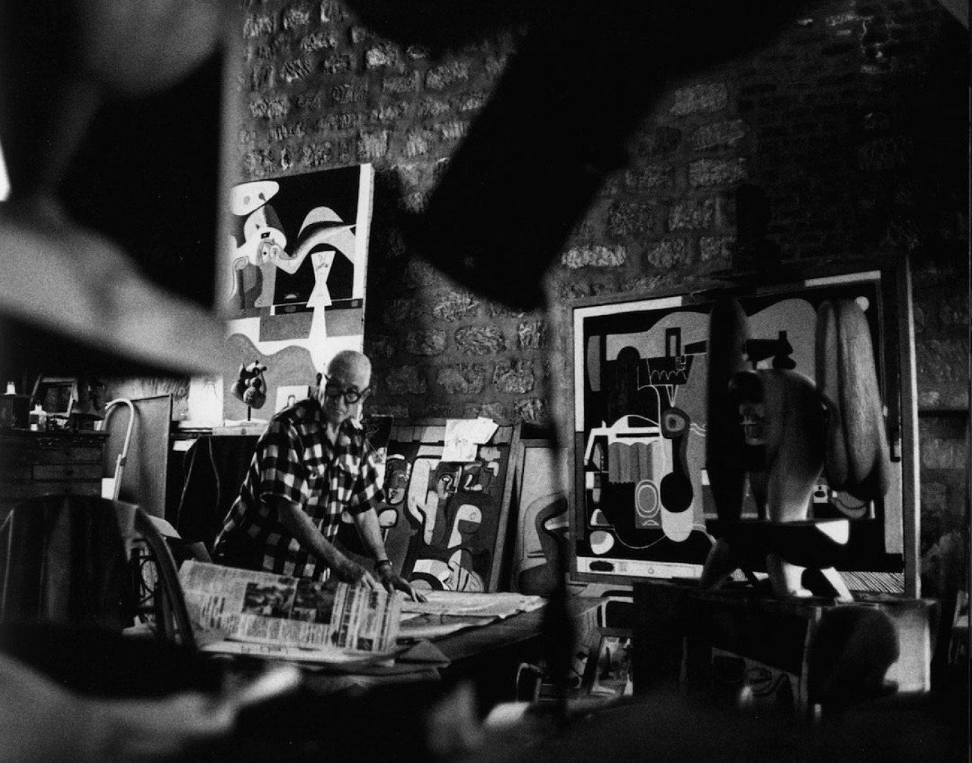 René Burri. Le Corbusier in his studio 24 Rue Nungesser-et-Coli. 1960. © René Burri / Magnum Photos.