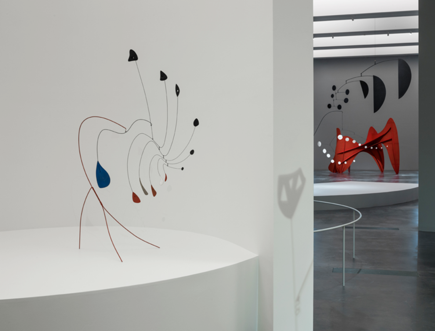 Imagen de la exposición: "Calder and Abstraction: From Avant-Garde to Iconic". Los Angeles County Museum of Art, 24 de noviembre de 2013 a 27 de julio de 2014 © Calder Foundation, Nueva York, Artists Rights Society (ARS), NY. Fotografía © Fredrik Nilsen