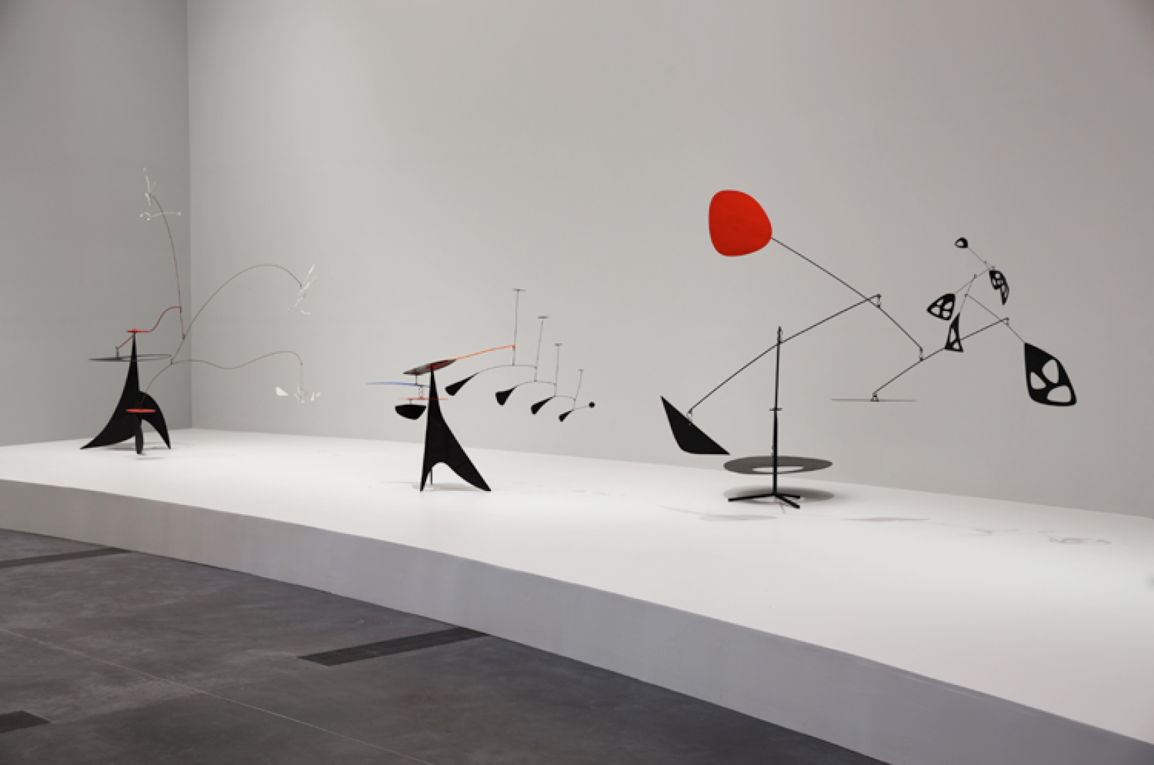 Imagen de la exposición: "Calder and Abstraction: From Avant-Garde to Iconic". Los Angeles County Museum of Art, 24 de noviembre de 2013 a 27 de julio de 2014 © Calder Foundation, Nueva York, Artists Rights Society (ARS), NY. Fotografía © Fredrik Nilsen