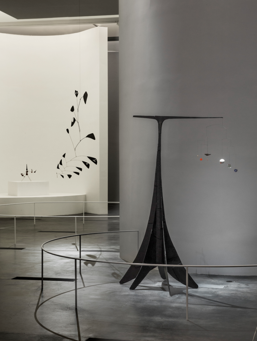 Imagen de la exposición: "Calder and Abstraction: From Avant-Garde to Iconic". Los Angeles County Museum of Art, 24 de noviembre de 2013 a 27 de julio de 2014 © Calder Foundation, Nueva York, Artists Rights Society (ARS), NY. Fotografía © Fredrik Nilsen