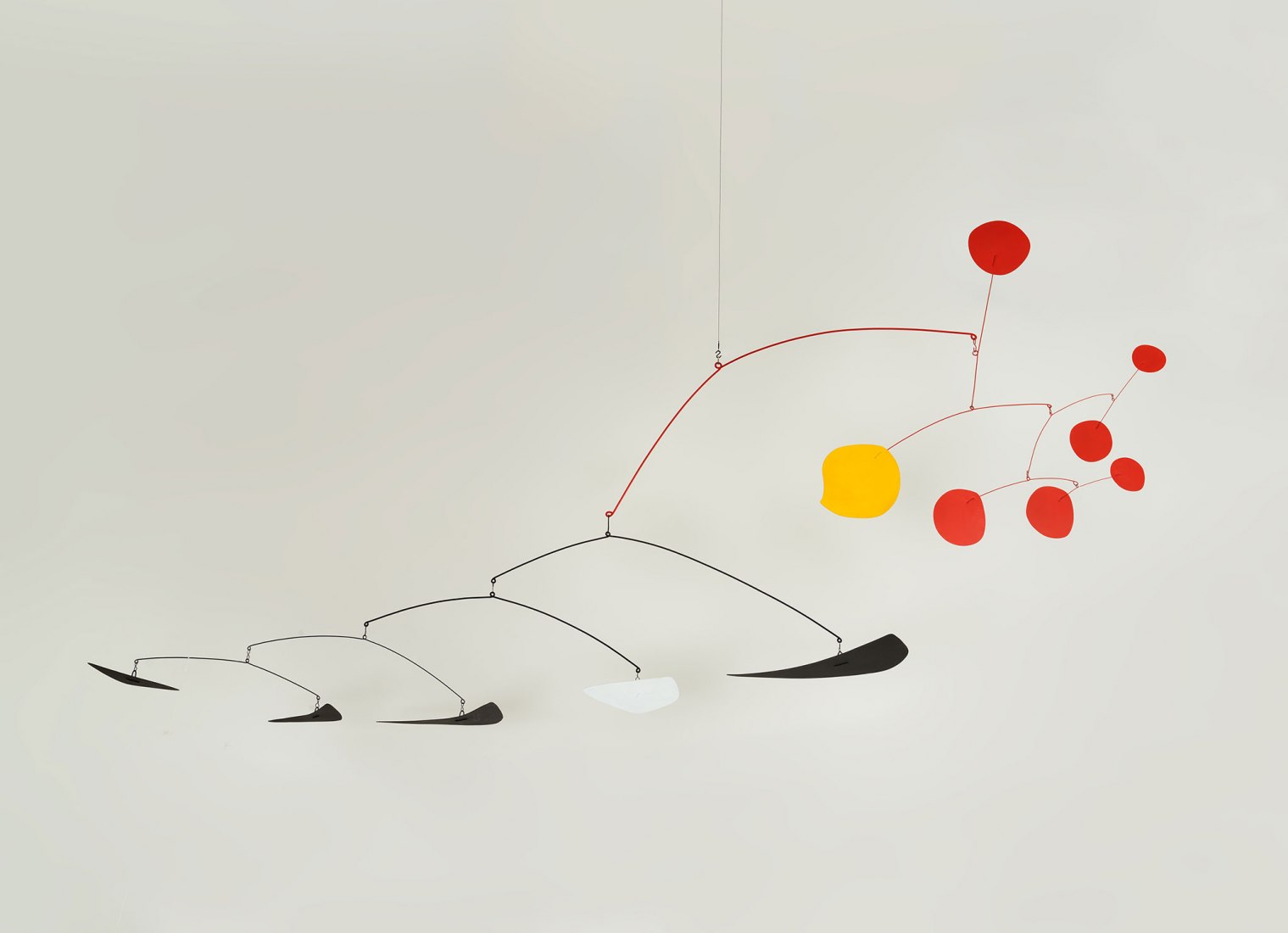 Alexander Calder. Guava, 1955 Plancha metálica, varilla, alambre y pintura 180,9 x 372,1 x 118,11 cm. © 2019 Calder Foundation, New York / VEGAP, Santander. Foto: Tom Powel Imaging