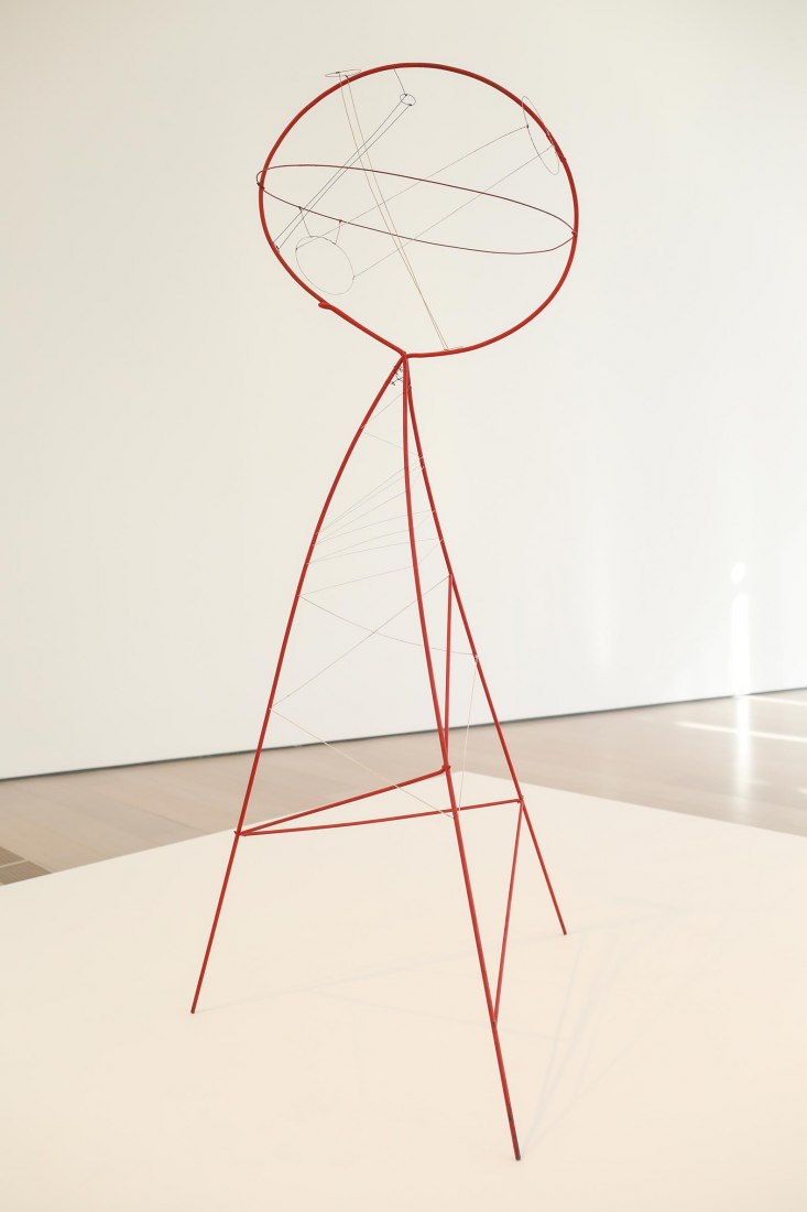 Esfera traspasada por cilindros, 1939. Alambre y pintura 83 x 34 x 43 pulg. Fundación Calder, Nueva York. Foto cortesía de Calder Foundation, Nueva York / Art Resource, Nueva York. Foto: Tom Powel Imaging. © 2019 Calder Foundation, Nueva York / VEGAP, Santander