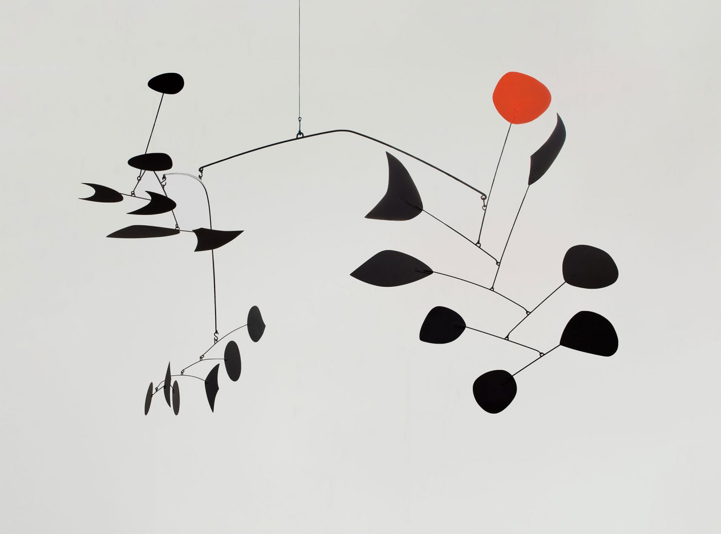 Alexander Calder. Rouge triomphant, 1963 Plancha metálica, varilla, alambre y pintura 279,4 x 584,2 x 457,2 cm. © 2019 Calder Foundation, New York / VEGAP, Santander