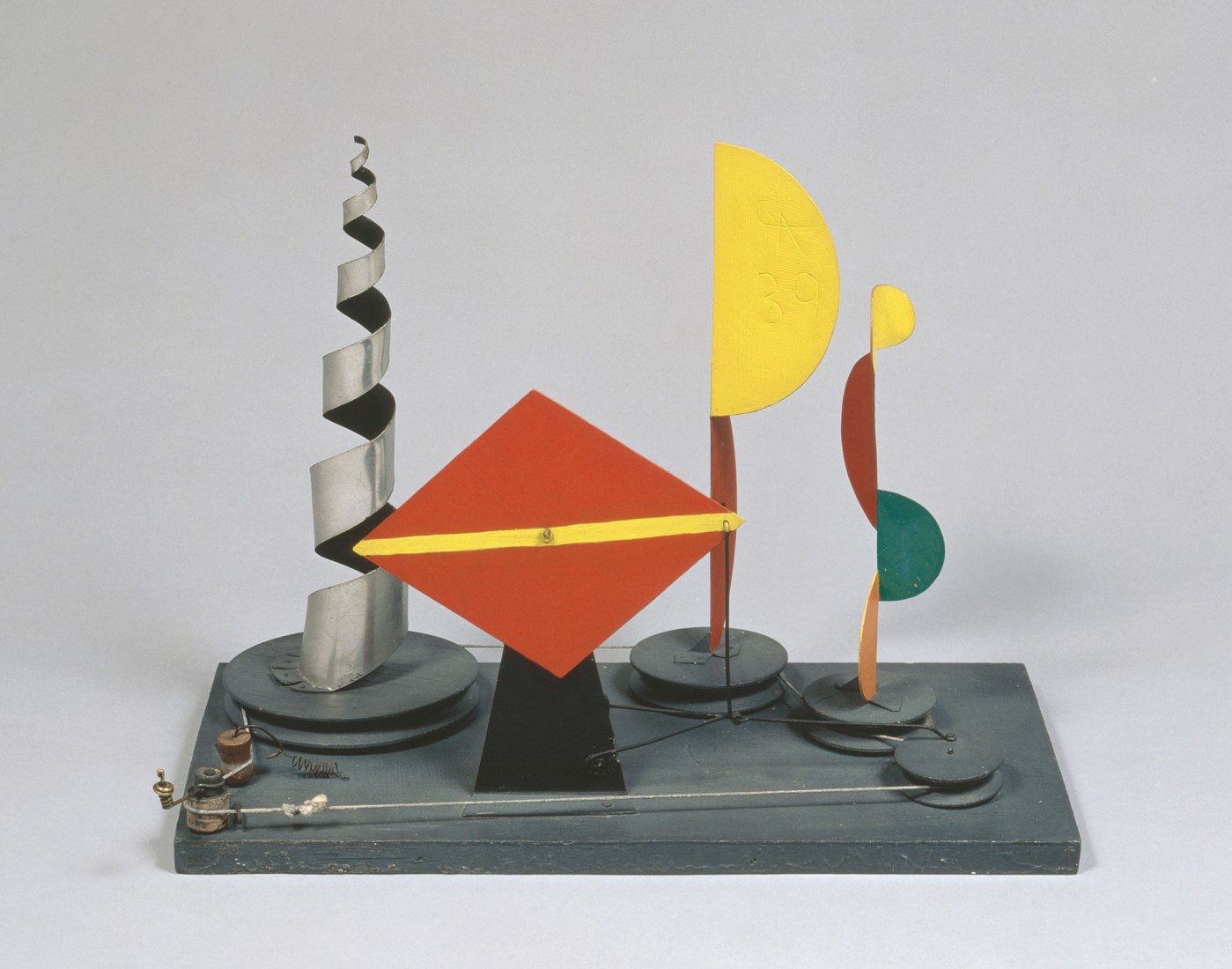 Alexander Calder. Untitled (maquette for 1939 New York World’s Fair), 1938  Plancha metálica, madera, alambre, hilo y pintura 35.5 x 49.5 x 23.5 cm. Calder Foundation, New York © 2019 Calder Foundation, New York / VEGAP, Santander