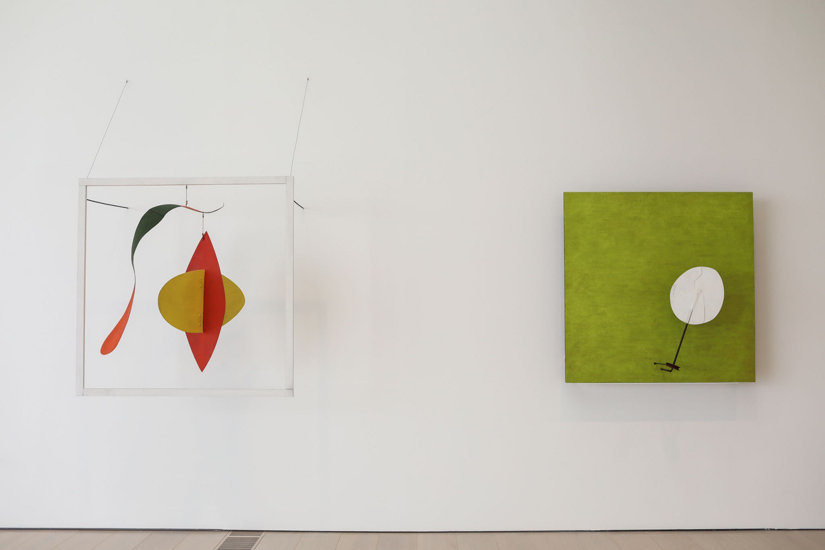 IZQUIERDA: Serpiente y la Cruz, 1936. Chapa, madera, varilla, alambre, cuerda y pintura. 81 x 51 x 44 pulg. Fundación Calder, Nueva York. Foto cortesía de Calder Foundation, Nueva York / Art Resource, Nueva York. © 2019 Calder Foundation, Nueva York / VEGAP, Santander DERECHA: Plaza, c. 1934. Madera contrachapada, chapa, varilla, madera y pintura, con motor. 48 x 48 x 213/4 pulg. Fundación Calder, Nueva York; Prometido regalo de Holton Rower. Foto cortesía de Calder Foundation, Nueva York / Art Resource, Nu