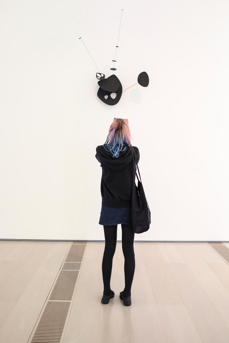 Escutcheon, Escudo, 1954. Chapa, alambre y pintura. 45 x 35 x 29 pulg. Fundación Calder, Nueva York. Foto cortesía de Calder Foundation, Nueva York / Art Resource, Nueva York. Foto: Tom Powel Imaging. © 2019 Calder Foundation, Nueva York / VEGAP, Santander