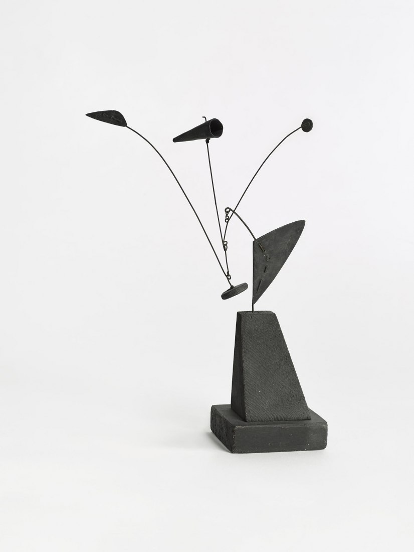 Alexander Calder. Untitled (maquette), 1939 Madera, plancha metálica, alambre, plomo y pintura 23,17 x 15,24 x 13,33 cm. Calder Foundation, New York; legado de Mary Calder Rower, 2011 © 2019 Calder Foundation, New York / VEGAP, Santan