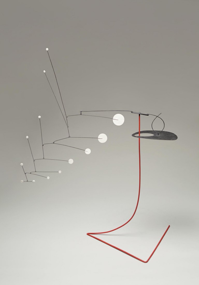 Alexander Calder. Red Stalk, 1955 Plancha metálica, varilla, alambre y pintura 78,74 x 67,31 x 36,19 cm. © 2019 Calder Foundation, New York / VEGAP, Santander