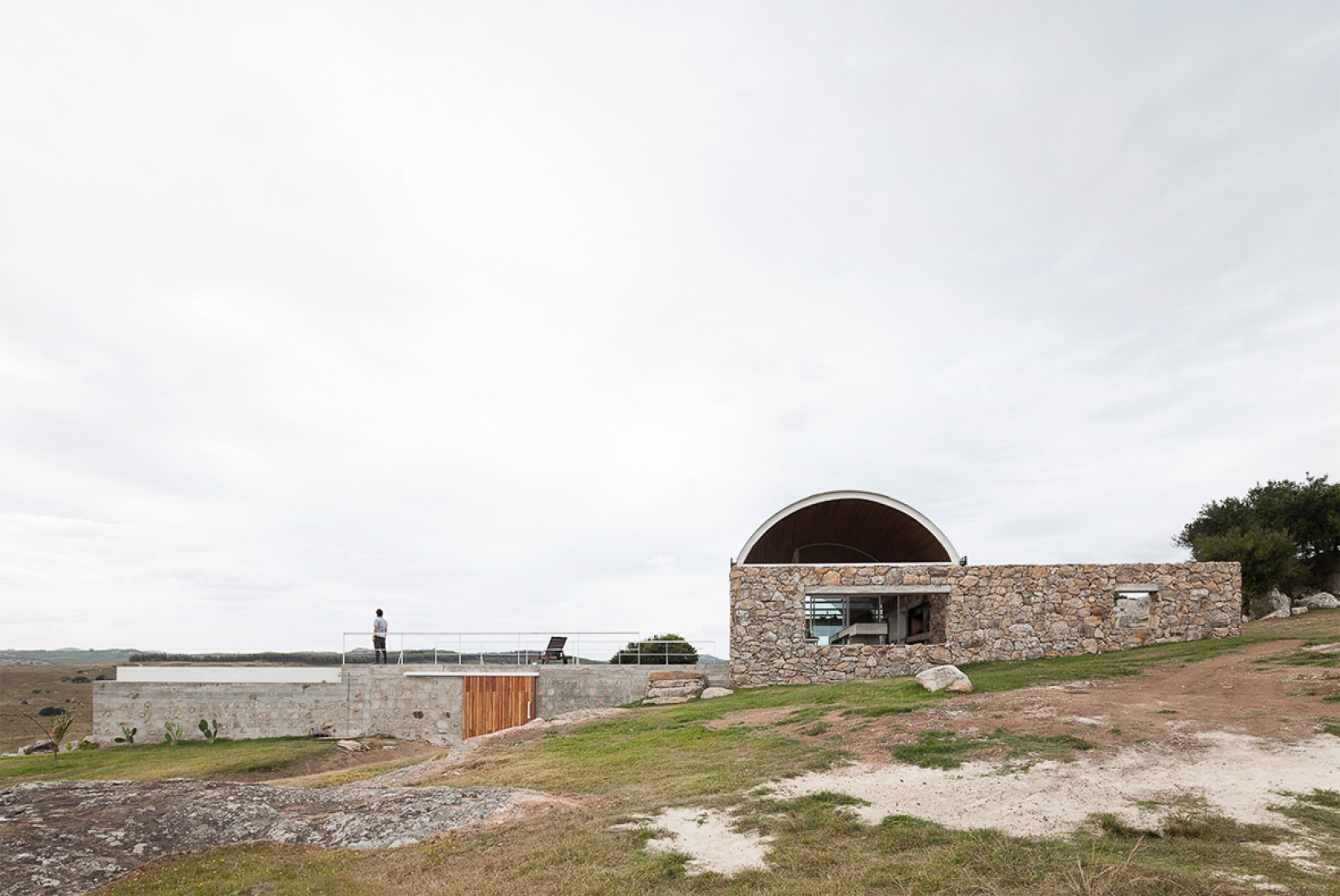 Vista exterior. Calera del Rey House por Gualano + Gualano Arquitectos. Fotografía © Federico Cairoli. 