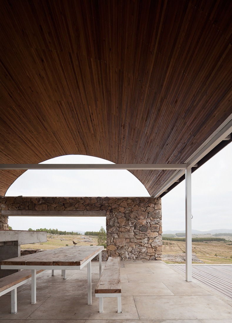 Vista desde la terraza. Calera del Rey House por Gualano + Gualano Arquitectos. Fotografía © Federico Cairoli. 