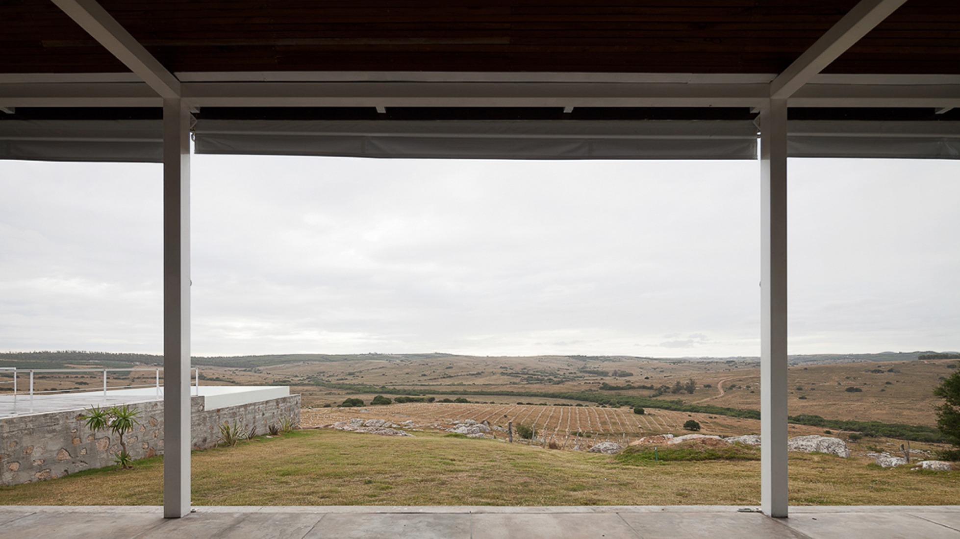 Vista desde la terraza. Calera del Rey House por Gualano + Gualano Arquitectos. Fotografía © Federico Cairoli. 